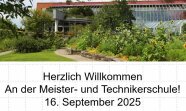 Schulgebäude mit Willkommenstext