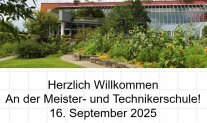 Schulgebäude mit Willkommenstext